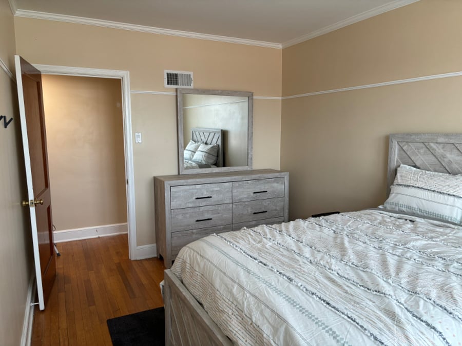 Bedroom 1-queen