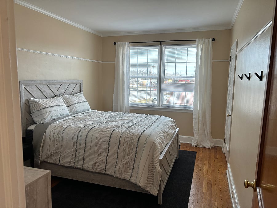 Bedroom 1- queen