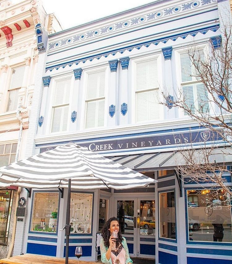 There are lots of wineries and restaurants in downtown Georgetown.