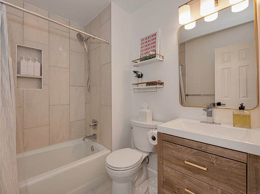 Bathroom 2: Hallway Bath with bathtub (2nd floor)