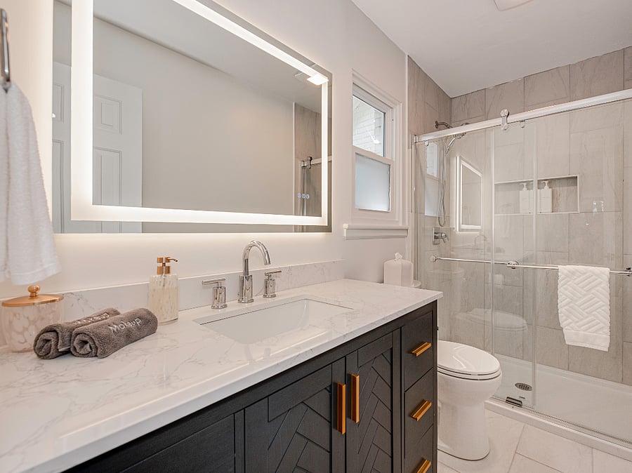 Bathroom 1: Primary ensuite Bathroom (2nd floor)