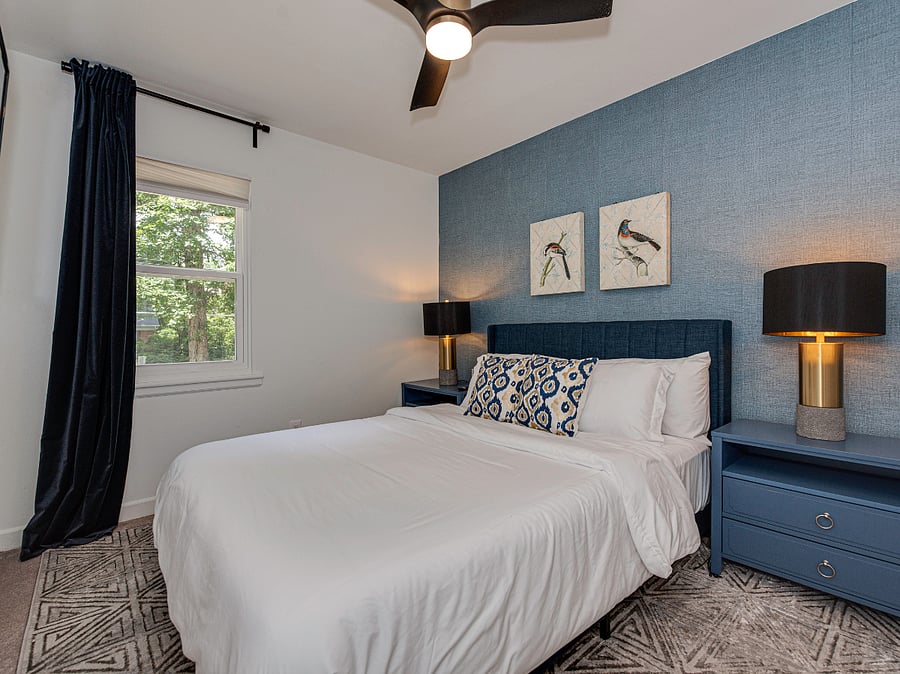 Bedroom 2:  Queen Bed  (2 floor)
