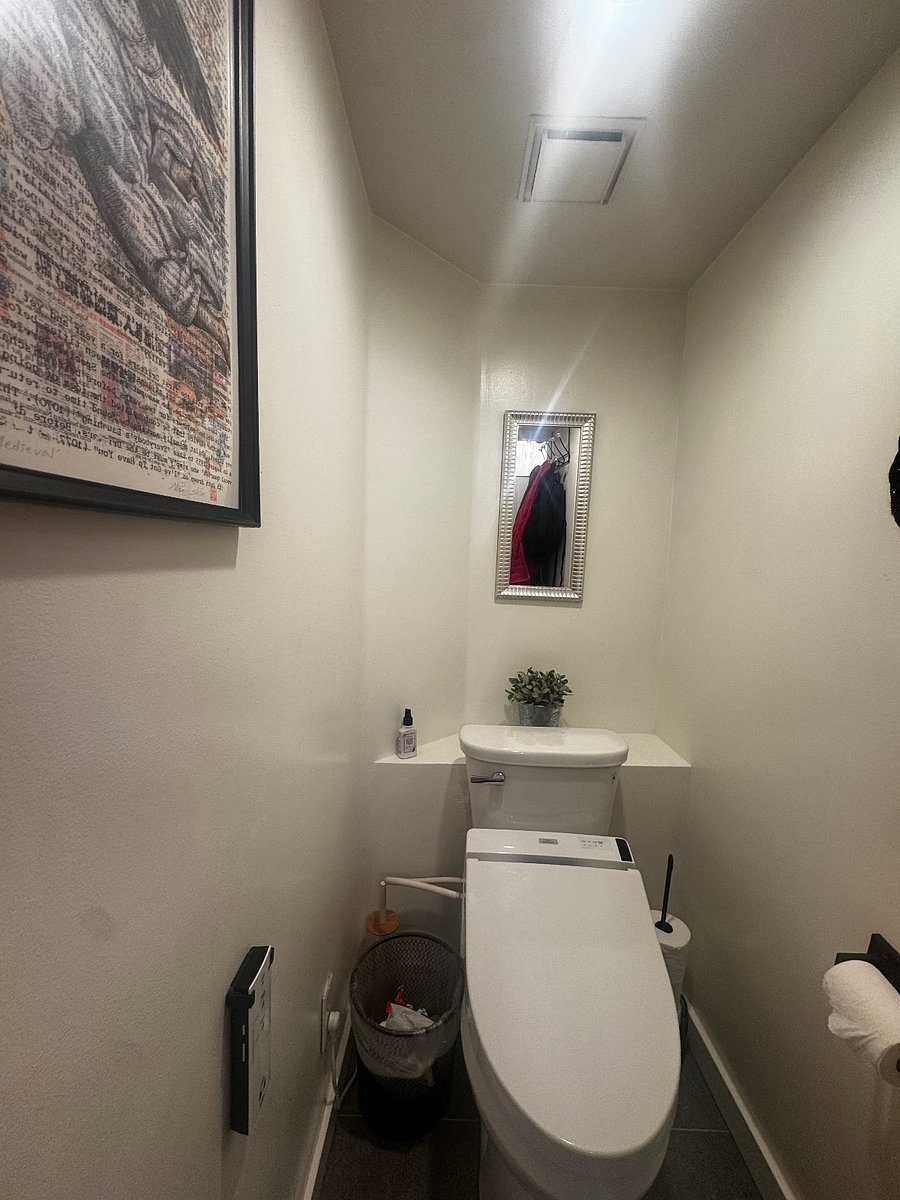En suite bathroom equipped with bidet