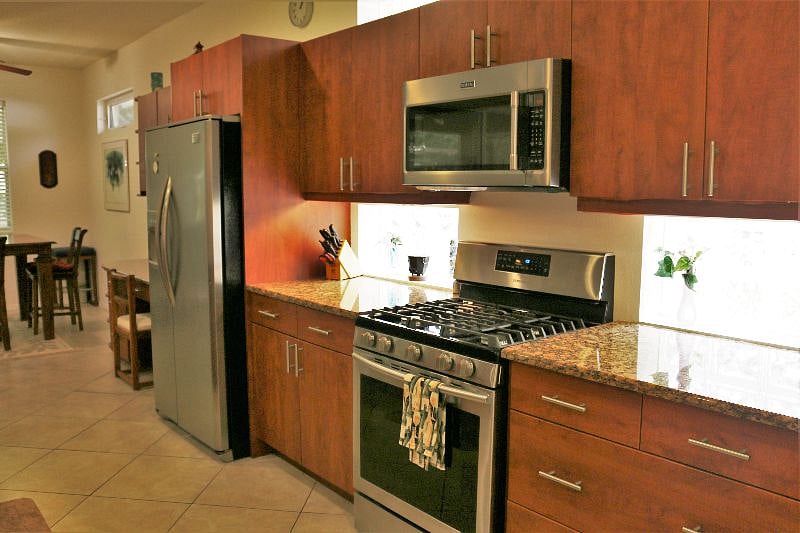 Full kitchen, granite countertops, gas range, microwave