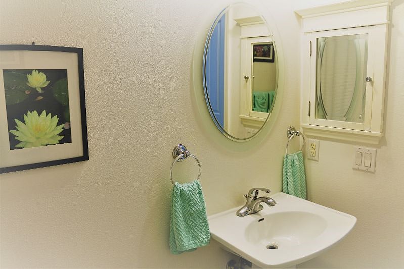 Front bath - full tub and shower. Between the queen and twin bedrooms.