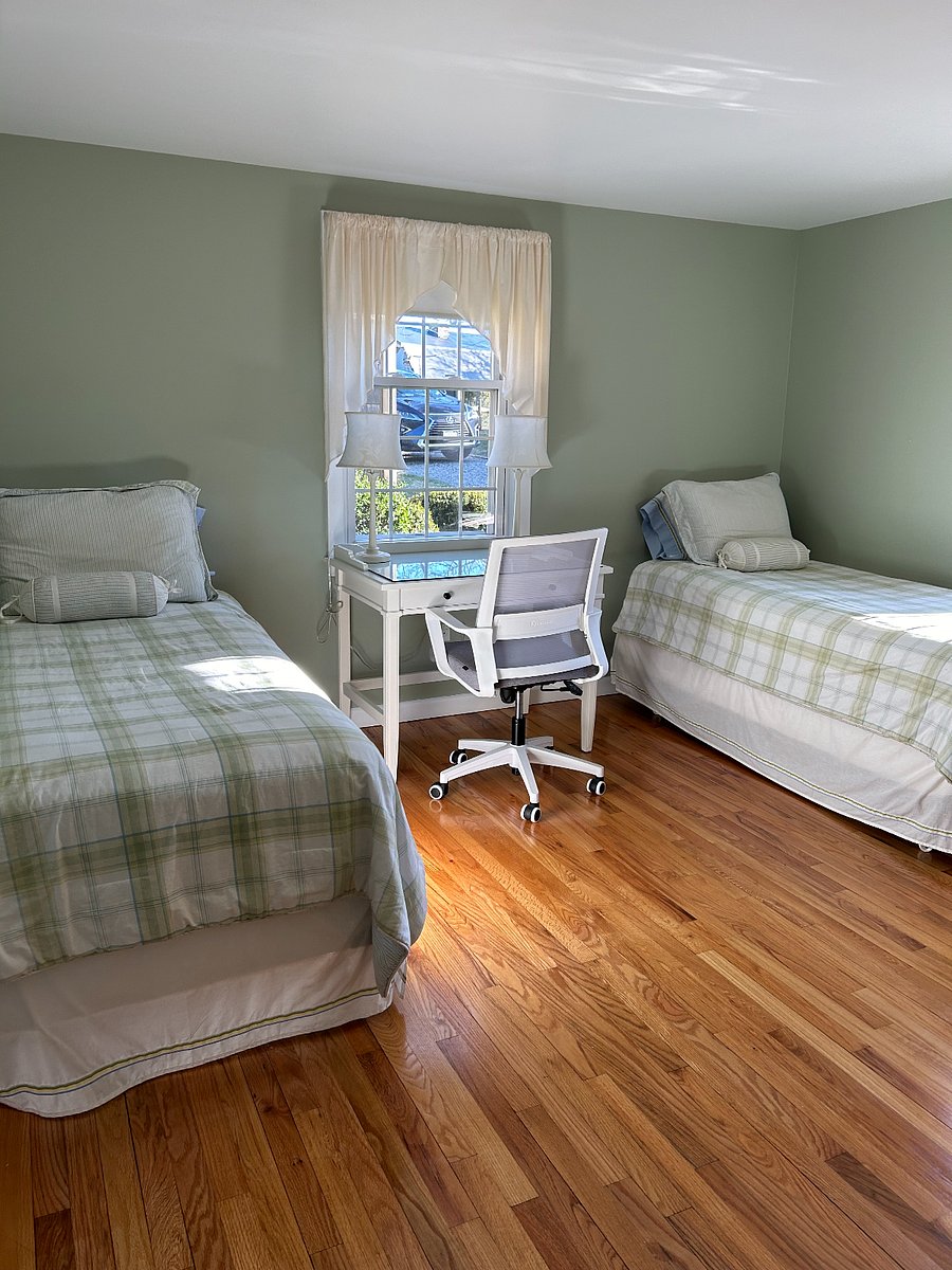 Twin Bedroom (across hall from Master Bedroom)