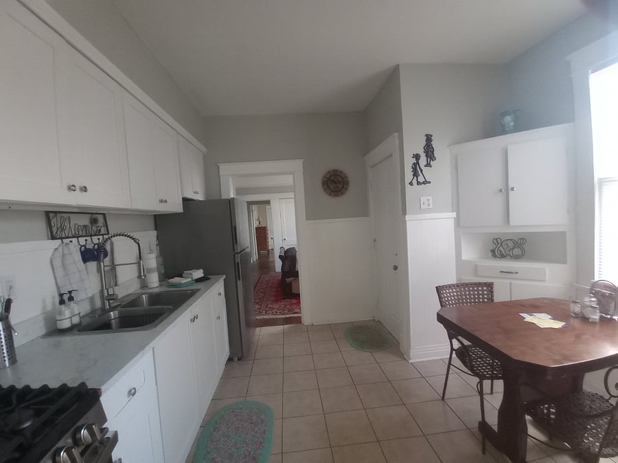 Breakfast table & chairs in Kitchen. 