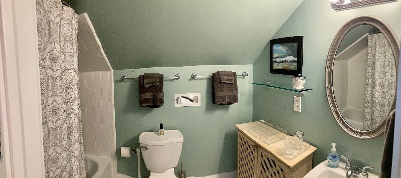 Full en-suite bathroom.