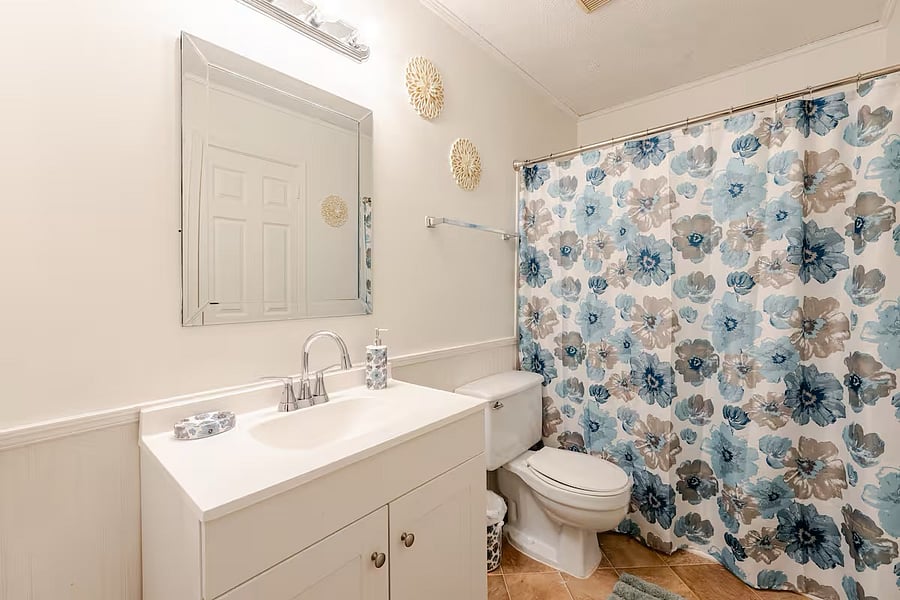 Upstairs full bathroom.