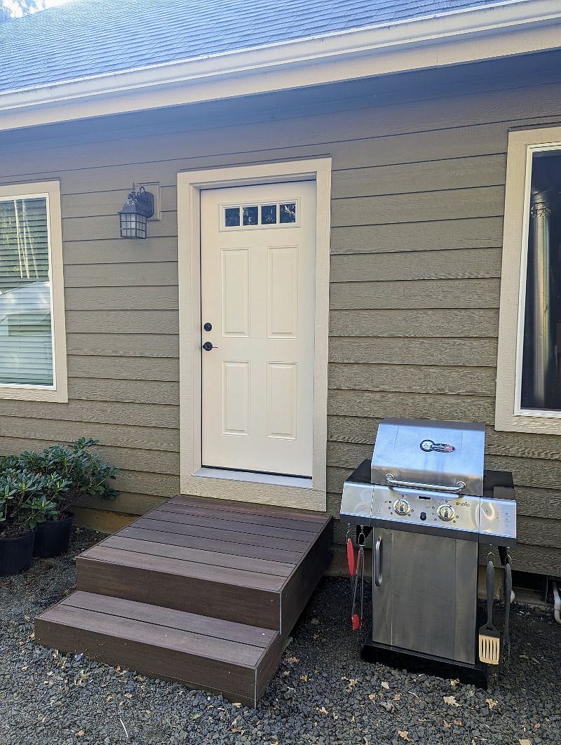 Private exterior entryway