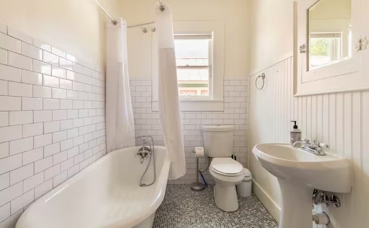 Master bath with soaking tub