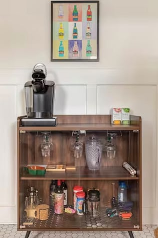 Keuring, French press, cocktail shaker, wine glasses.