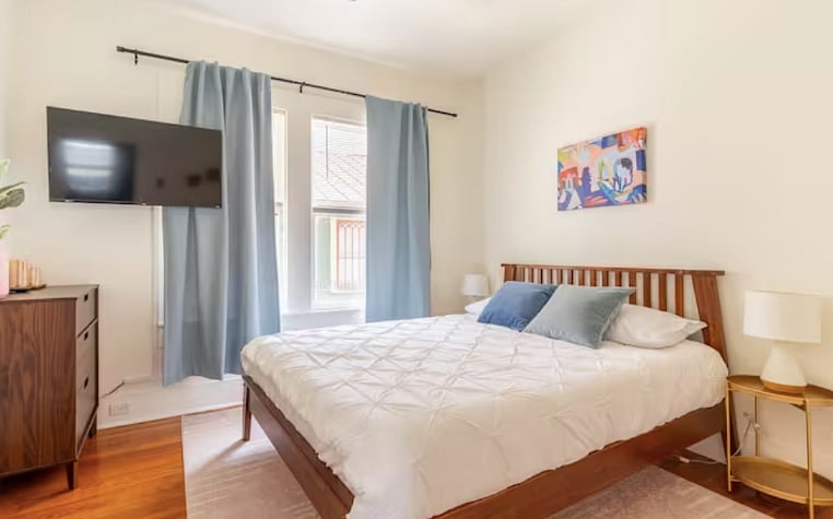 Middle bedroom with queen bed