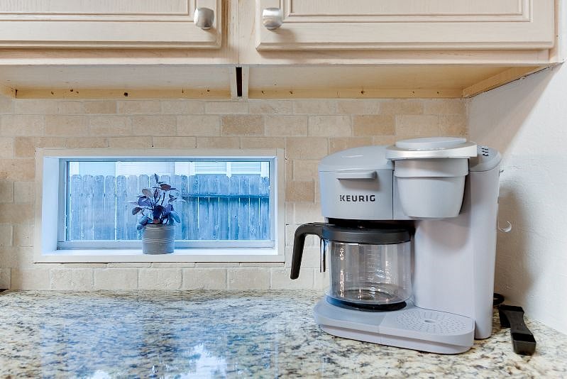 No better way to start your day! Get your morning stated right with the DUO Keurig coffee maker. Pot coffee or K-cup options.
K-cups, some sweeteners, and creamer provided to get you started.
