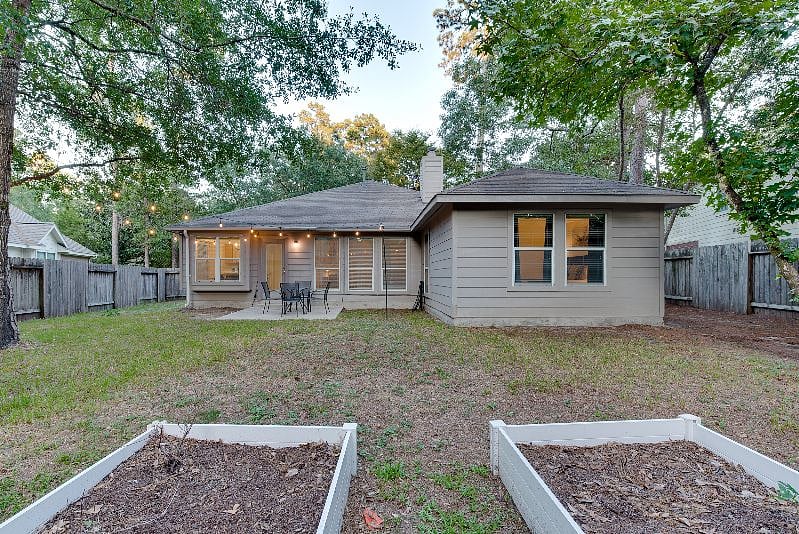 Large backyard space! Relax on the patio, enjoy a meal, and enjoy the string lights for some nighttime ambience.