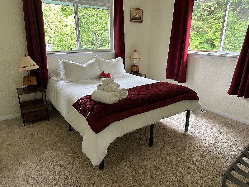 Master Bedroom- Queen bed