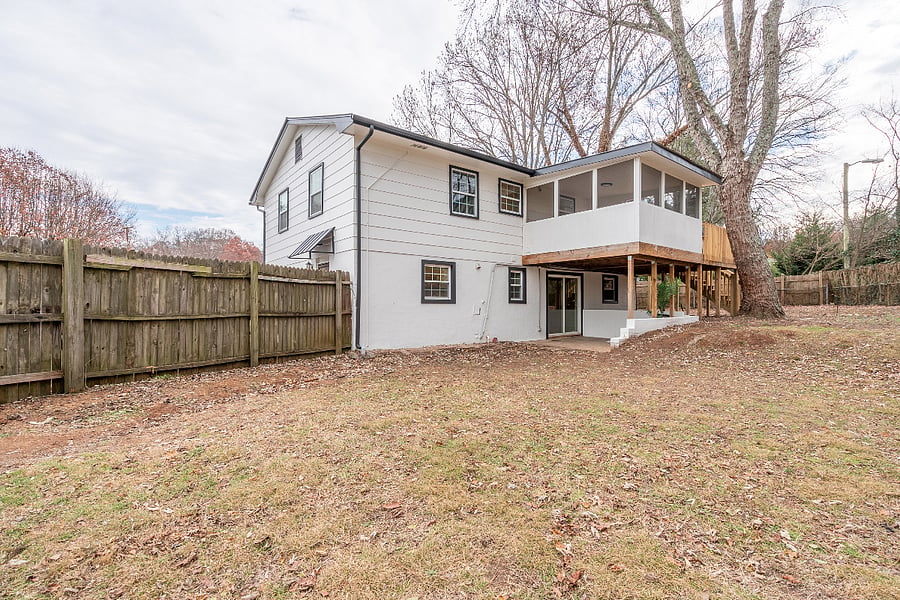 Shared fenced in large yard for you to enjoy. Pets welcome.