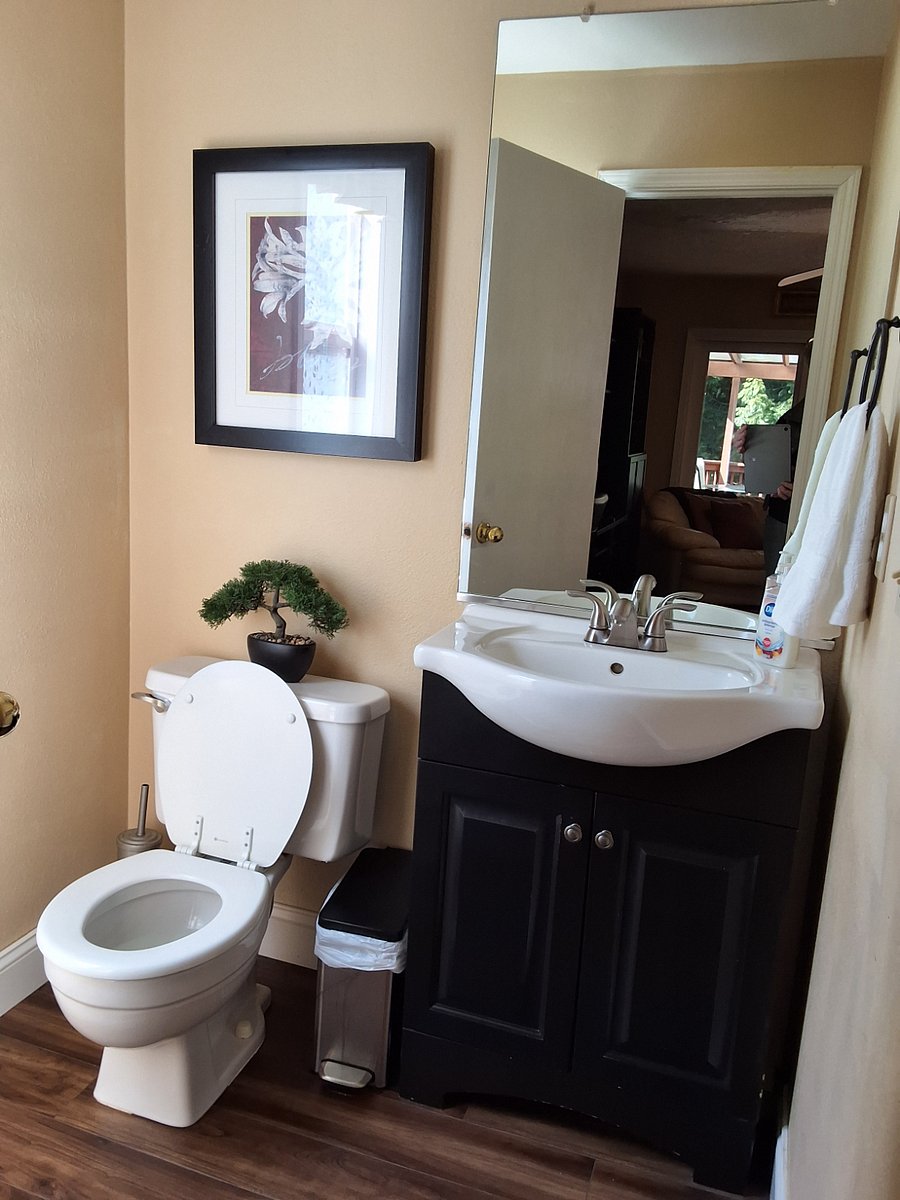 1/2 bath off of family rm