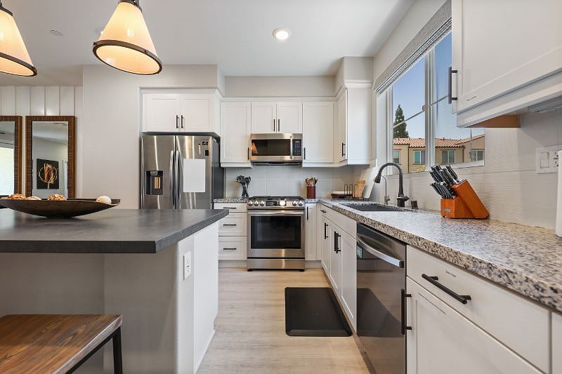 Full kitchen