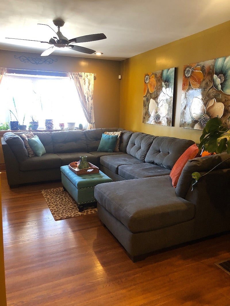 Living room seats 5 