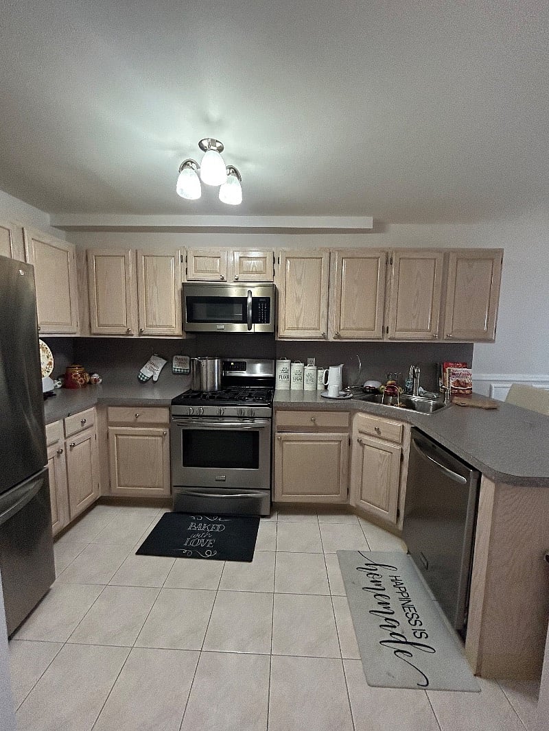 Full kitchen-2nd floor of property. All amenities include 

LIGHT COOKING allow.light!!!