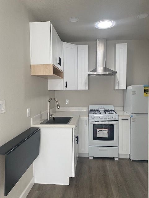 Coffee, tea and crackers, electric kettle, cooking essentials and cooking ware included.