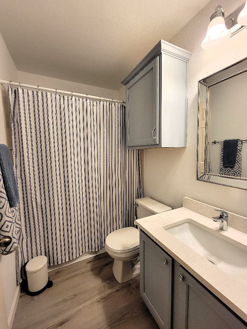 Bathroom 2 with tub/shower