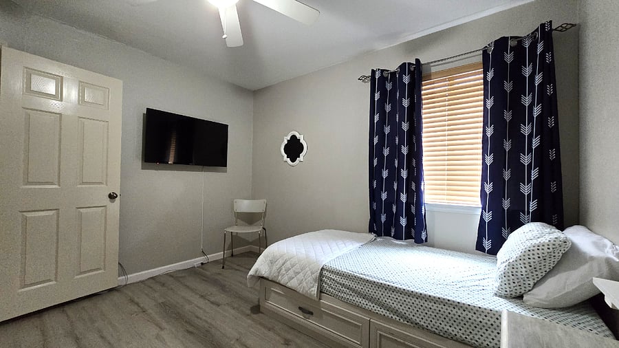 Bedroom 3 with twin bed and TV