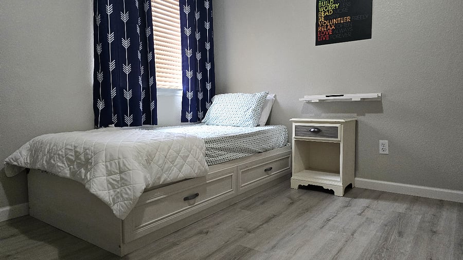 Bedroom 3 with twin bed and TV