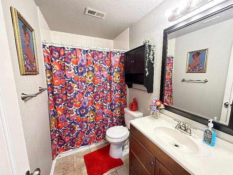 Refresh and Relax   Our full bathroom is stocked with essentials, ensuring a rejuvenating experience after a day of adventures.