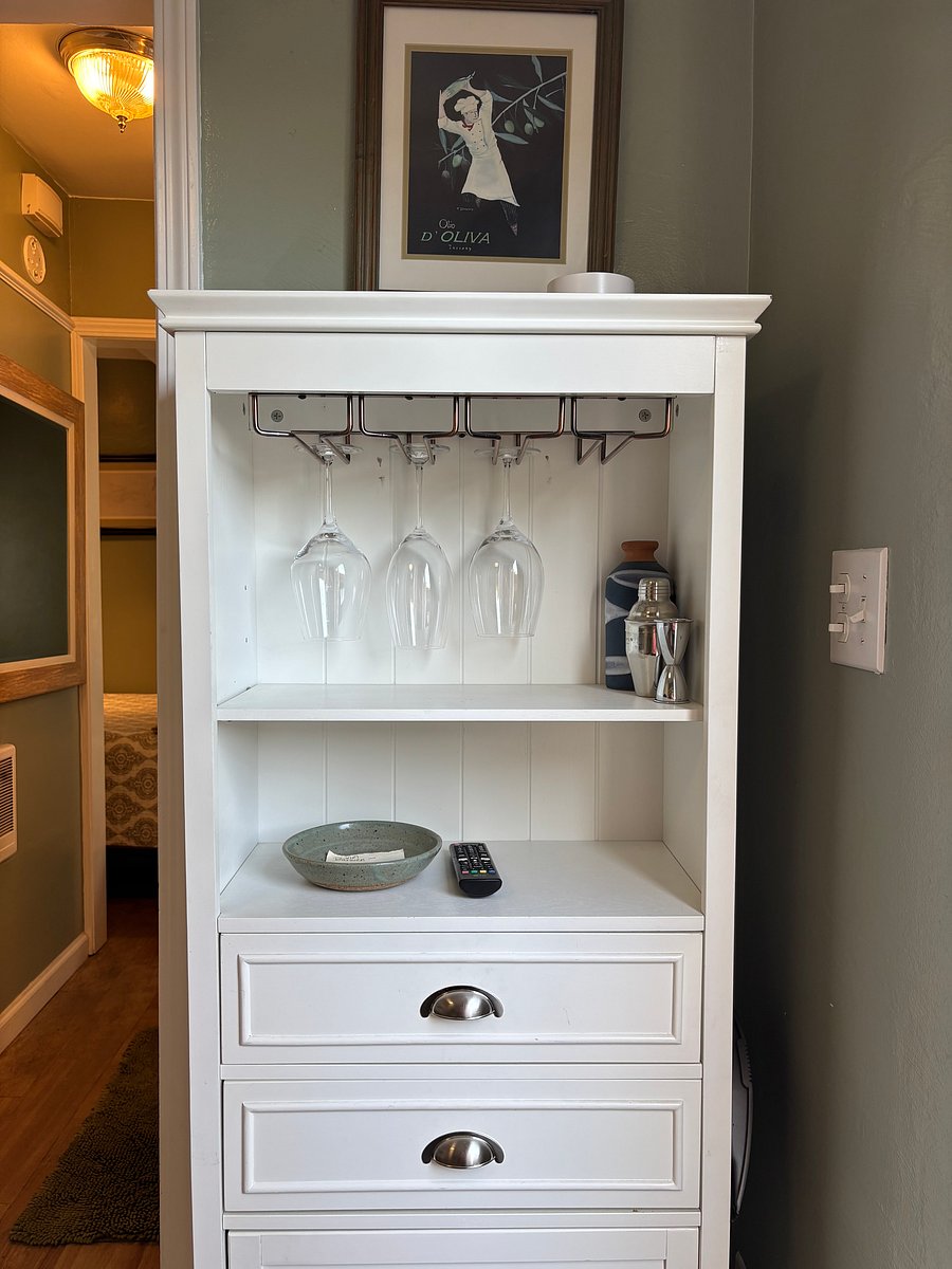 Quality wine glasses with drawer storage