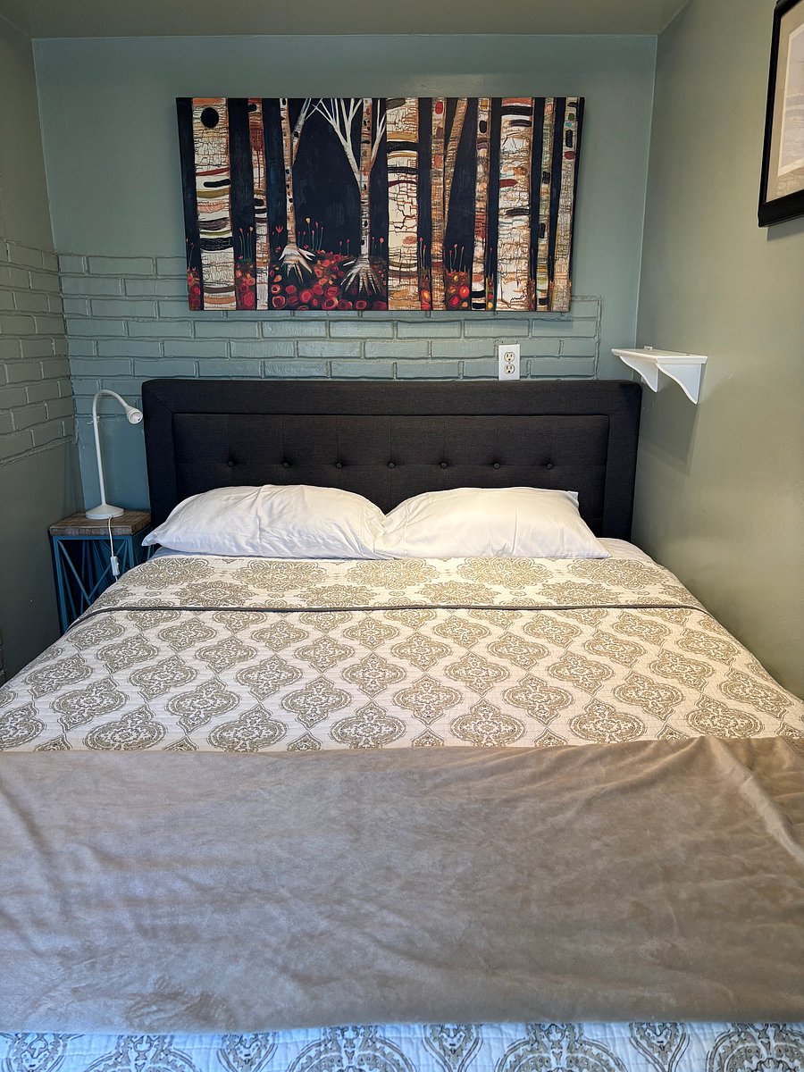 Queen sized bed with premium linens