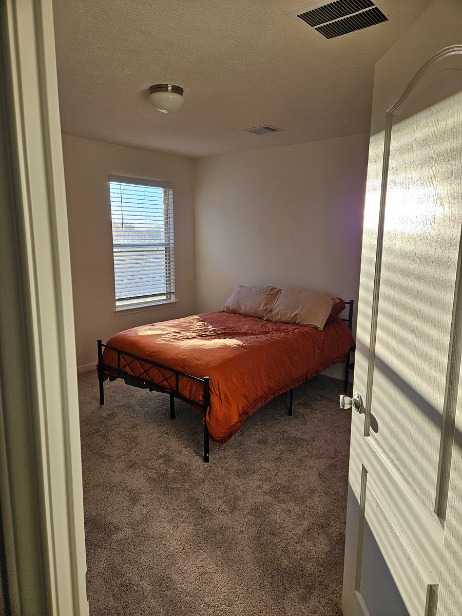 Bedroom number 1 with workspace