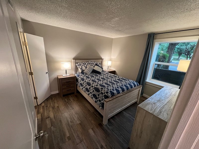 Queen sized beds in both rooms with high quality bedding and top-tier mattresses! 