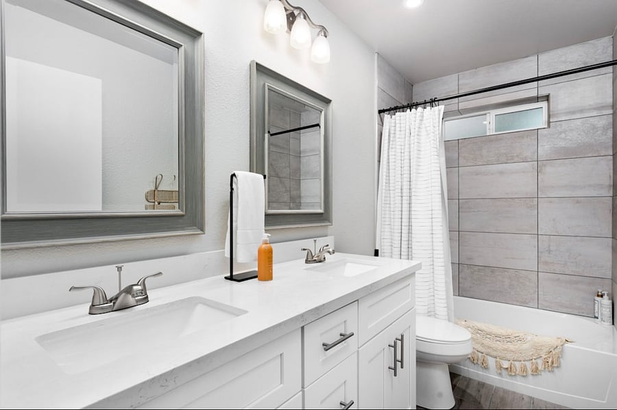 Powder/shared bathroom for queen rooms