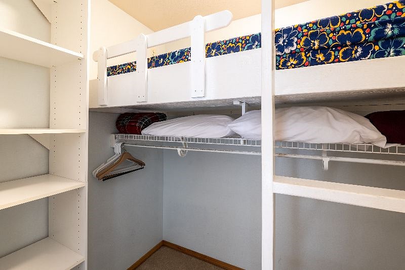 Mt Hood Room closet and shelving.