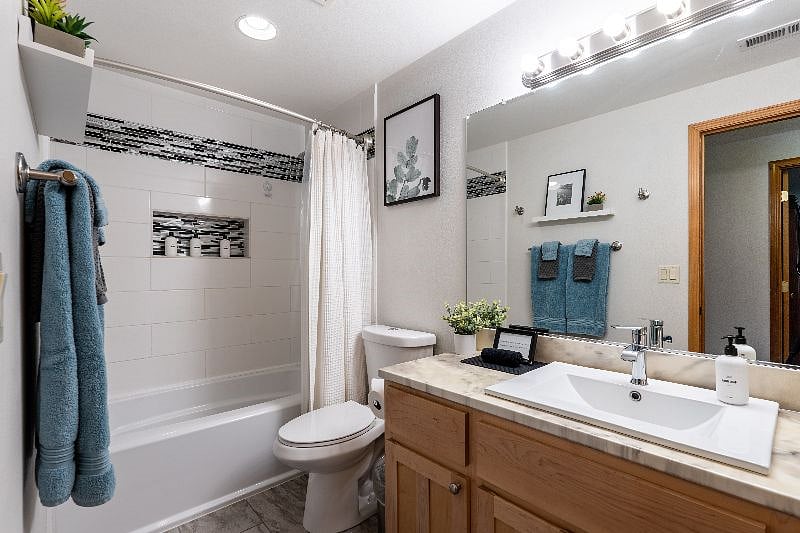 Upstairs shared bathroom with other tenant in Mt Denali room.