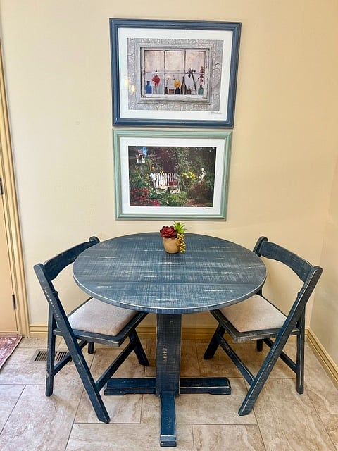Table folds down on both sides