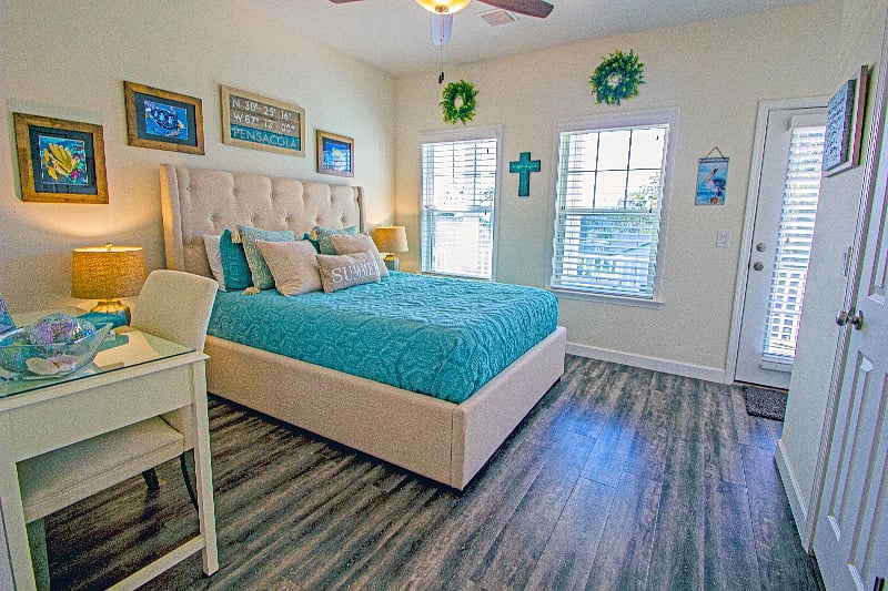 Come upstairs and relax in the master suite, decorated to reflect the beauty of our famous emerald beaches.  You can also step outside on the balcony and enjoy the outdoors.
