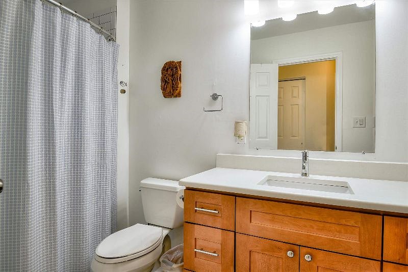 2nd full bathroom upstairs with extra deep tub.