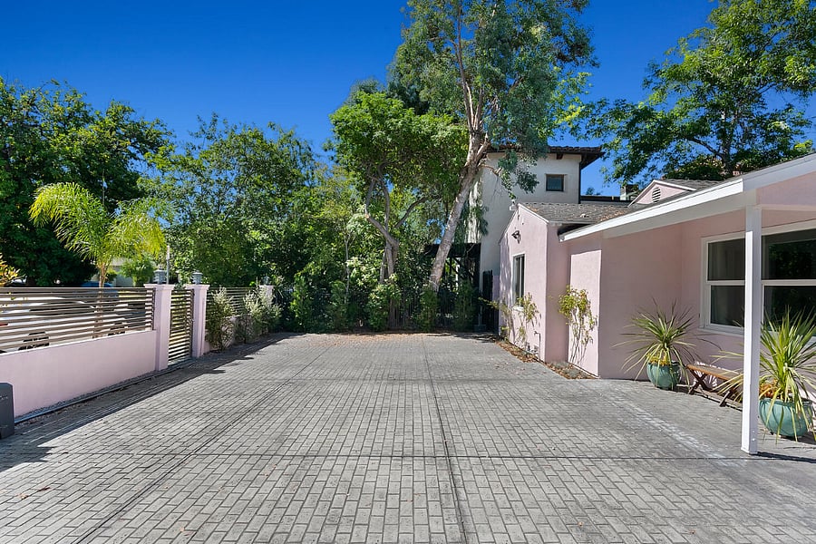 Driveway where you can park a car