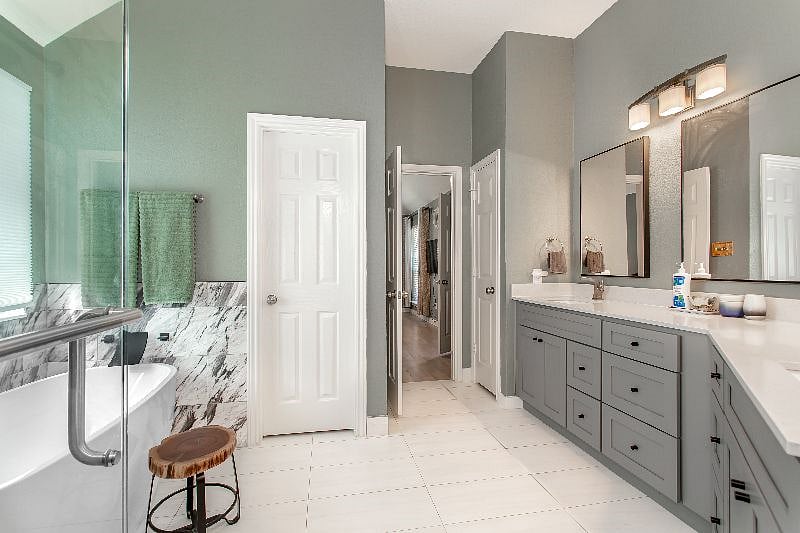 Spacious modern master bath