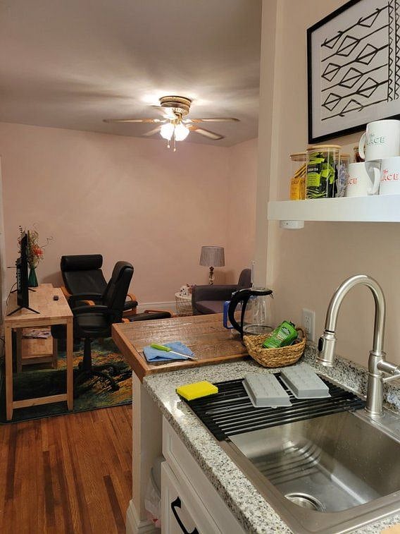 Living room with couch and chair. Work table with office chair. Smart TV. Wifi included Kit