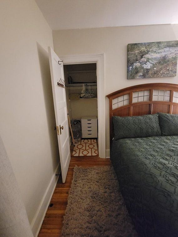 Large clothes closet Tiled