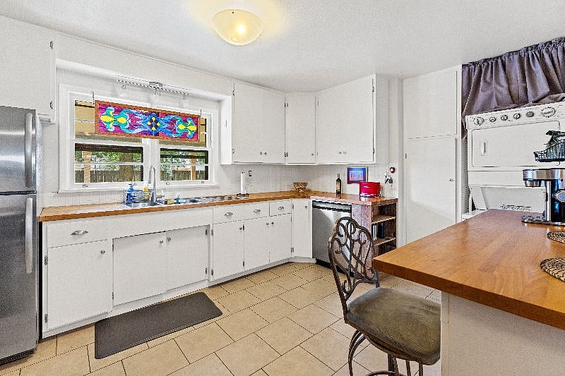 Spacious shared kitchen, refrigerator, and washer dryer. 
Private pantry / cabinet space