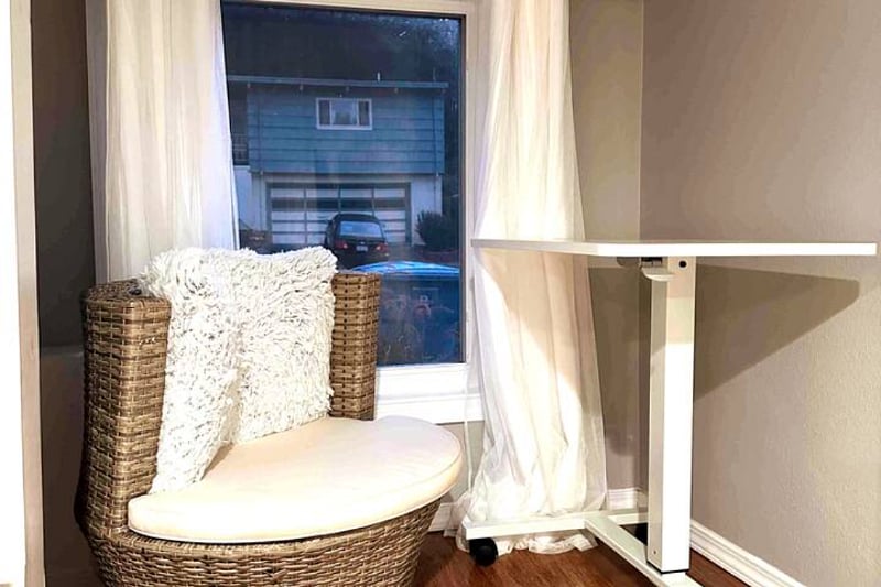 Sit stand desk and chair in study nook.