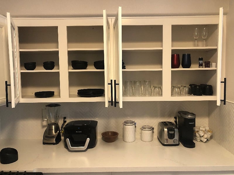 Air fryer, coffee keurig, blender, dishes, and more.