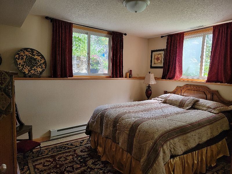 Bedroom with mirrored closet, TV, essential oil diffuser