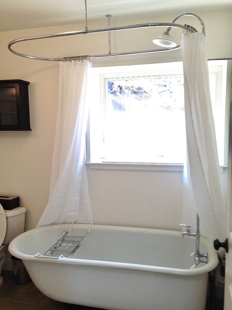 Large soaking bathtub & rain shower head