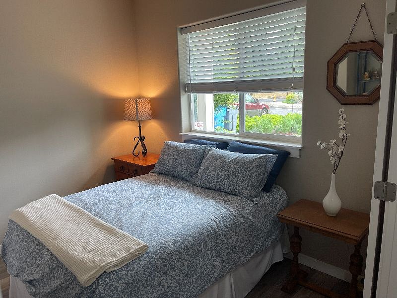 Front bedroom - Full bed